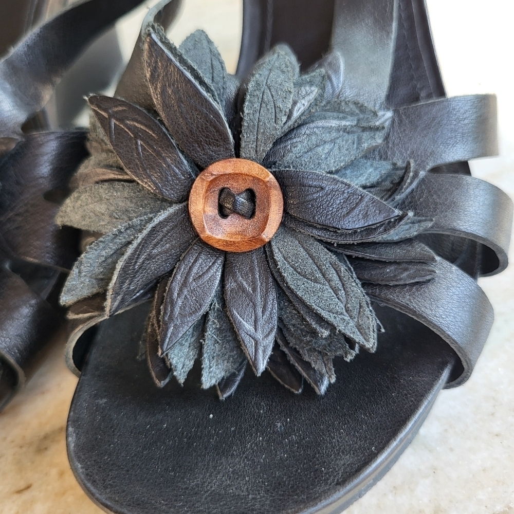 ECCO Black Leather Wedge Heels With Floral Design Buckle Strap Size 39 US 8.5-9 - Picture 4 of 10